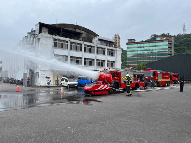 台北市消防局引进「LUF60 消防机器人」，全面提升 消防救灾能力，保护市民的生命和财产。（图／北市消防局提供）