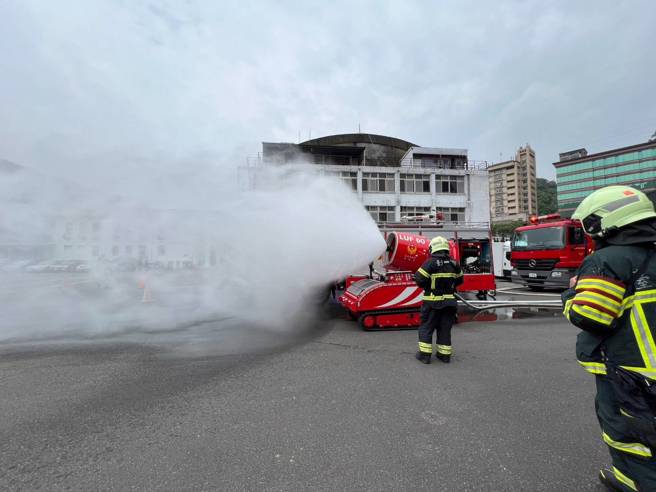 台北市消防局引进「LUF60 消防机器人」，全面提升 消防救灾能力，保护市民的生命和财产。（图／北市消防局提供）
