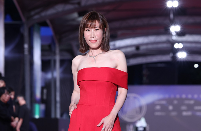 主播舒梦兰穿着红色洋装登场。（图／陈俊吉）