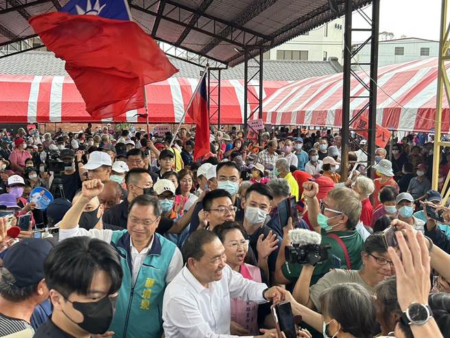 国民党籍总统参选人侯友宜20日至屏东潮州日式歷史建筑文化园区参加客家节活动兼造势，现场涌入不少支持民眾力挺。（谢佳潾摄）