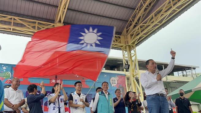 国民党籍总统参选人侯友宜20日至屏东潮州日式歷史建筑文化园区参加客家节活动兼造势，现场涌入不少支持民眾力挺。（谢佳潾摄）