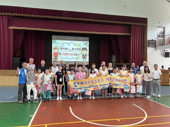 爱沙尼亚Kurtna  Kool学校师生访苗团，20日拜访三义乡建中国小，校长詹建华与全校师生热烈欢迎。（建中国小提供／谢明俊苗栗传真）