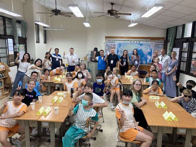 爱沙尼亚Kurtna  Kool学校师生访苗团，20日拜访三义乡建中国小，校长詹建华与全校师生热烈欢迎。（建中国小提供／谢明俊苗栗传真）
