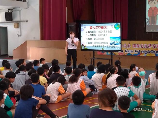 爱沙尼亚Kurtna  Kool学校师生访苗团，20日拜访三义乡建中国小，老师行前为学生们介绍爱沙尼亚国家状况。（建中国小提供／谢明俊苗栗传真）