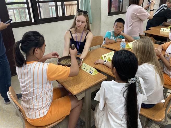 爱沙尼亚Kurtna  Kool学校师生访苗团，20日拜访三义乡建中国小，学生示范客家擂茶给爱国学生。（建中国小提供／谢明俊苗栗传真）