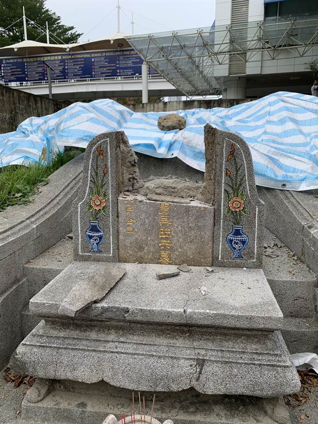 位于台中市西屯区长安路一段的何家祖坟18日遭刨、墓碑也拦腰被斩断，何家后代不舍。（民眾提供／张亦惠台中传真）