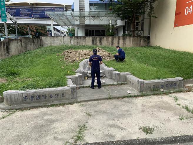 位于台中市西屯区长安路一段的何家祖坟18日遭刨、墓碑也拦腰被斩断，警方获报后到场调查。（民眾提供／张亦惠台中传真）