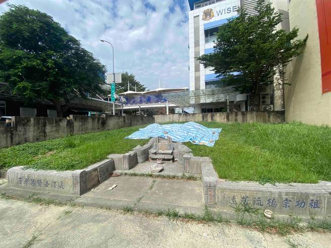 位于台中市西屯区长安路一段的何家祖坟18日遭刨、墓碑也拦腰被斩断，何家后代不舍。（张亦惠摄）