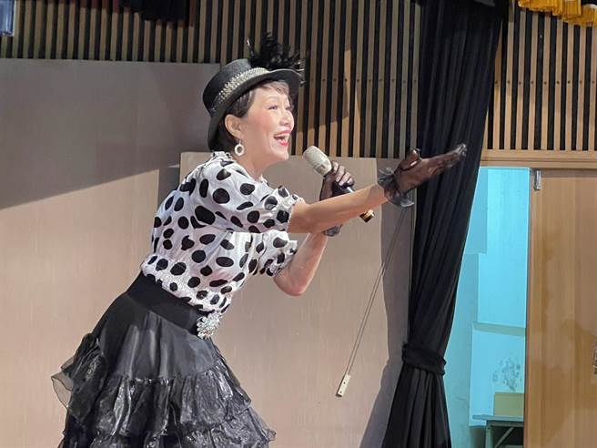 「让爷奶成为心中的宝」公益演唱会20日在南投县演讲厅登场，刘晏洁演唱《潇洒走一回》，炒热气氛。（杨静茹摄）
