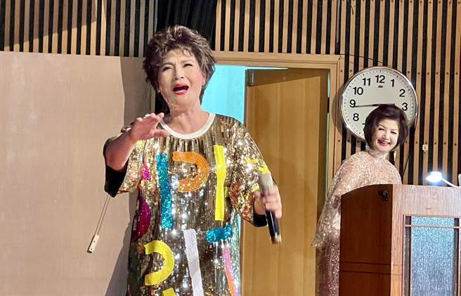 康雅岚演唱高难度歌曲《我是男子汉》，其肺活量令台下观眾钦佩。（杨静茹摄）