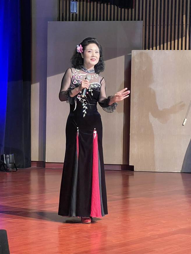 刘洋演唱经典名曲《原乡人》、《千言万语》时，台下观眾听得如痴如醉，有人跟着哼唱。（杨静茹摄）