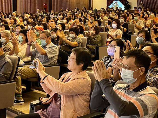 「让爷奶成为心中的宝」公益演唱会，由实力派歌手带来多首经典老歌，观眾报以热烈掌声。（杨静茹摄）