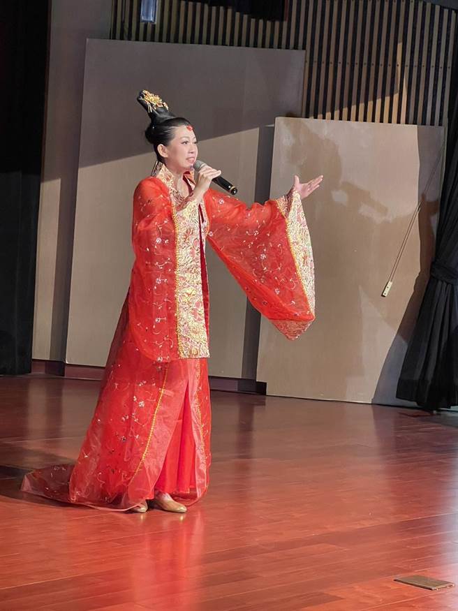 孙贺演唱《一代女皇》、《梦醒时分》等不同时代的经典名曲。（杨静茹摄）