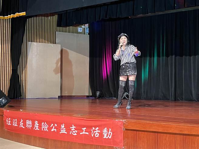 陆子绫演唱《一样的月光》等脍炙人口老歌。（旺旺友联提供／杨静茹南投传真）