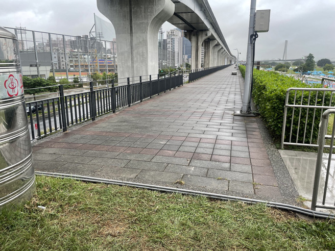 34歲蔡男與29歲江男因網路遊戲上口角糾紛相約三重區10號越堤道旁大都會公園內談判，蔡男持菜刀將江男左腹部劃傷後，遭江男奪取菜刀，並毆打蔡嫌臉部，造成蔡嫌臉部受傷。（圖／警方提供）