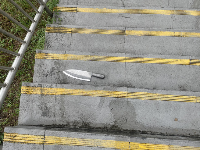 34歲蔡男與29歲江男因網路遊戲上口角糾紛相約談判，蔡男持菜刀將江男左腹部劃傷後，遭江男奪取菜刀，並毆打蔡嫌臉部，造成蔡嫌臉部受傷。（圖／警方提供）