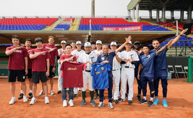 台钢集团旗下「3兄弟」齐聚嘉义市棒球场，台钢猎鹰篮球队与台钢足球队为台钢雄鹰棒球队应援，盼夺下中职二军总冠军。（台钢雄鹰提供） 