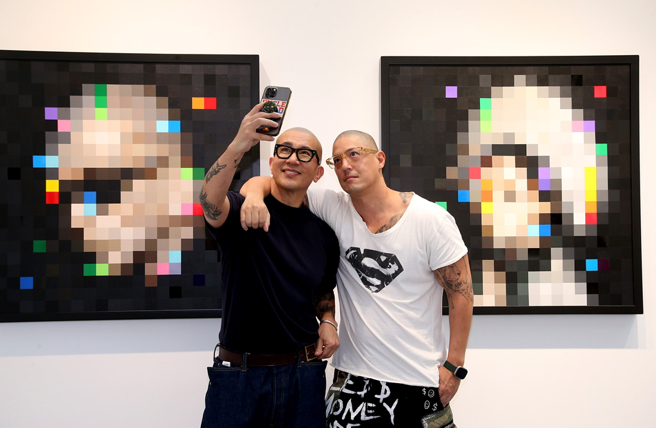 具俊晔和蒋友柏玩自拍。（图／经纪人提供）