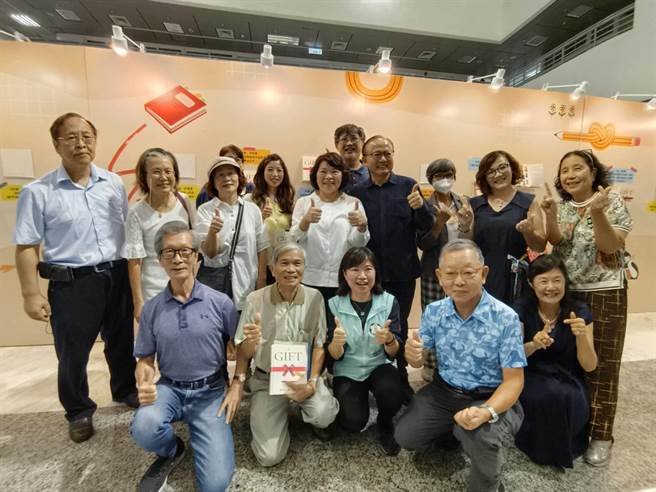 嘉义市「全嘉都是作家」学员们写自传出在嘉义市政府一楼展出，市长黄敏惠称讚不已。（廖素慧摄）