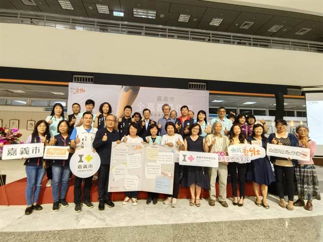 嘉义市政府卫生局举办「全嘉都是作家」培训30位作家种子，今天发表成果。（廖素慧摄）