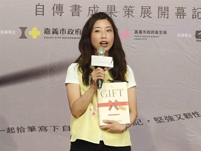 护理师詹冠瑶用写自传书的经验，带动长照机构住民及家属也书写。（廖素慧摄）