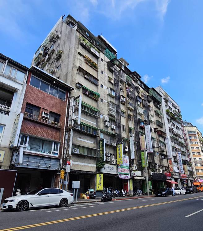 万华康定路上钻石大楼长年藏染黄。(游定刚拍摄)