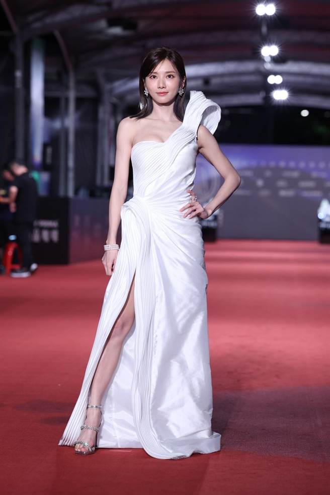 蔡黄汝罕见的露脚趾相当害羞。（粘耿豪、罗永铭、陈俊吉摄）