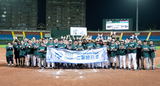 台钢雄鹰夺下中职34年二军总冠军。（台钢雄鹰提供）