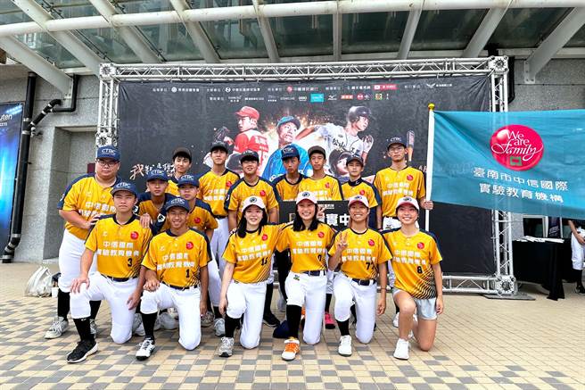 中信实中14日参与中信杯黑豹旗开幕式，展现球队团结的气势，21日将迎来队史首战。（中信国际学校提供／程炳璋台南传真）