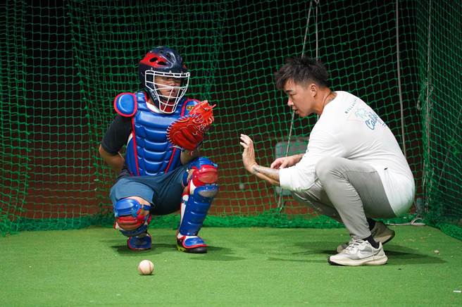 中信实中聘请客座教练郭泓志，日前义务亲自指导棒球队捕手传接球技巧。（中信国际学校提供／程炳璋台南传真）