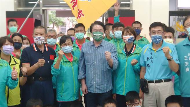 全国运动会21即将开赛，各县市纷纷为选手举行授旗仪式，但基隆市今年并未举行授旗，对此市议员陈宜直批失望心寒。图为2021年基隆市前市长林右昌为全运会选手授旗。（摘自基隆市教育处脸书／徐佑升基隆传真）