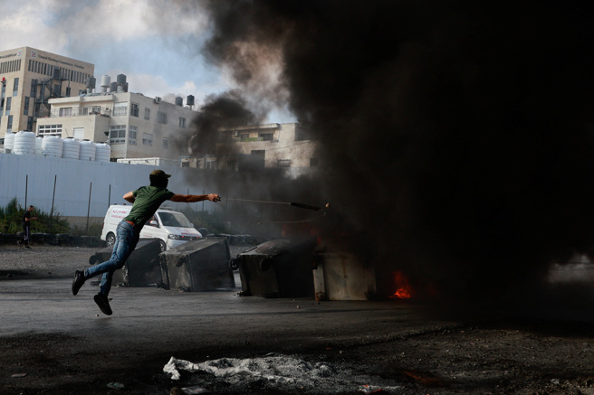 约旦河西岸巴勒斯坦自治政府所在地拉马拉街头，18日有示威者与以色列军方发生激烈衝突。（路透）