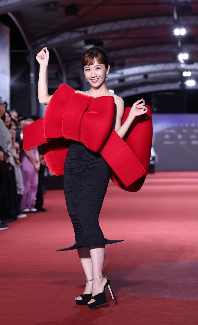 Lulu用大蝴蝶结遮胸。（图／陈俊吉摄）