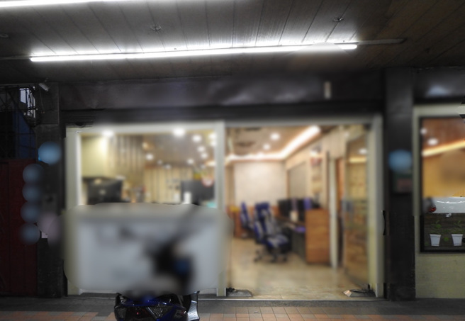 新北市1名55岁程姓外送员，今天凌晨被发现倒卧在新庄一间网咖厕所内，已无生命迹象，经送医抢救仍宣告不治。（图／警方提供）