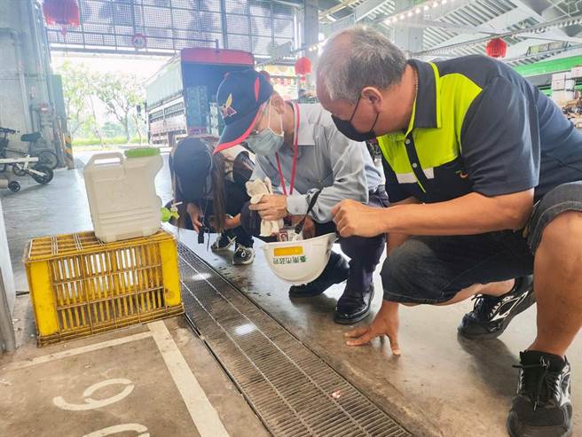 台南市政府持續針對登革熱高風險場域加強防治巡檢工作。（衛生局提供／洪榮志台南傳真）