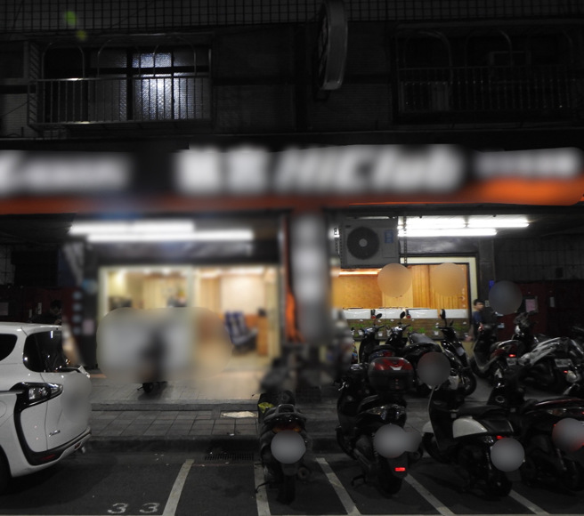 新北市1名55岁程姓外送员，今天凌晨被发现倒卧在新庄一间网咖厕所内，已无生命迹象，经送医抢救仍宣告不治。（图／警方提供）