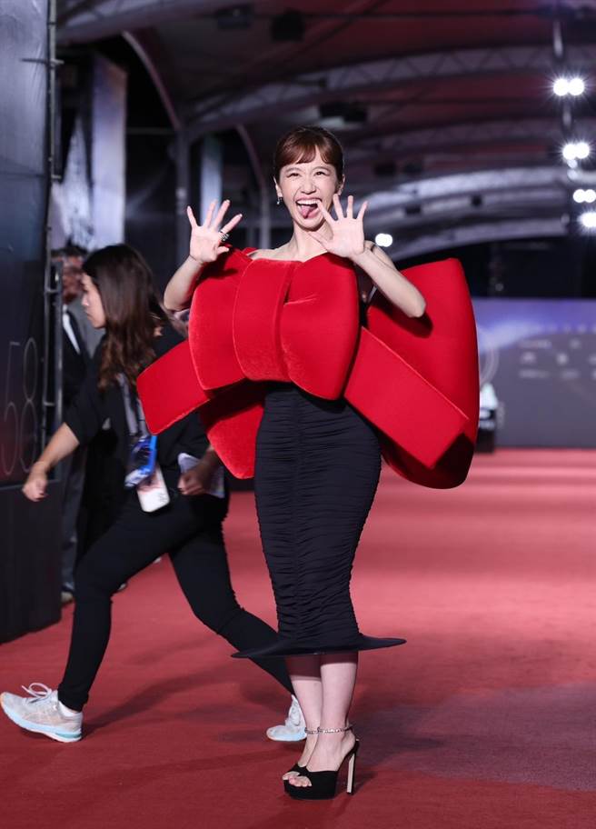 Lulu黄路梓茵的红毯「蝴蝶结造型礼服」被亏像是大型礼物。（粘耿豪、陈俊吉、罗永铭摄）