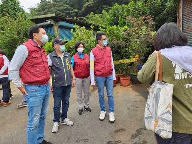 新北市副市长朱惕之（图左）带领市府团队前往新北市五股区登革热疫区视察。（新北市卫生局提供）