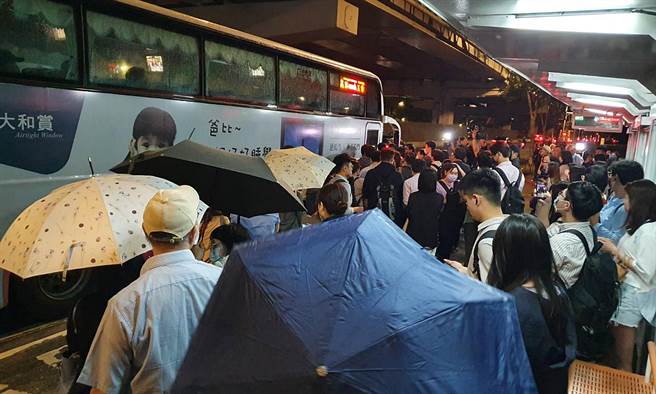 台塑集团于内湖的新总部，20日迎来5000人正式进驻第1天。到了下班时间，总部外的公车站却出现大量人潮，甚至出现公车班班客满，民眾在公车站久候的状况。（丁上程摄）