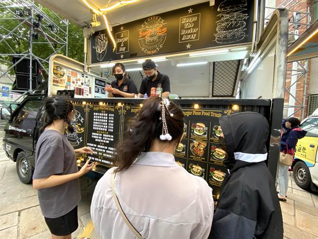 知名的「汉堡粉丝＆Burger Fans Food Truck」餐车展现超人气，准备了500份各式汉堡已经满单，仅接受现场排队购买。(于家麒摄)