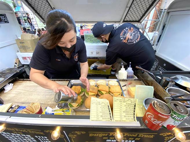 「汉堡粉丝＆Burger Fans Food Truck」餐车人气超旺，排队购买人潮不断，业者忙得不可开交。(于家麒摄)