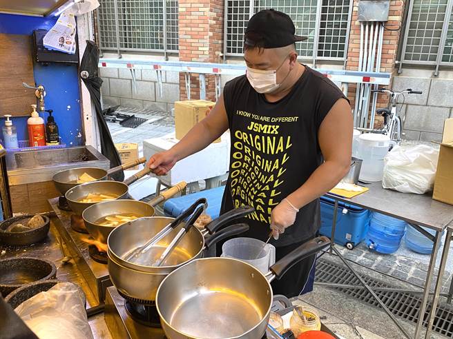 首尔号行动餐车业者将爱心带来金门，每天将提供10份爱心餐给需要帮助的乡亲朋友。(于家麒摄)