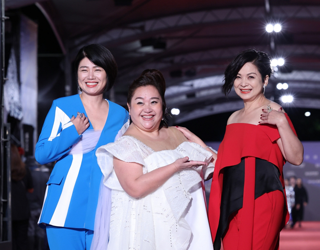 杨贵媚（图右）再度入围金钟「益智及实境节目主持人奖」，与严艺文（图左）在红毯上比美。（图／陈俊吉）