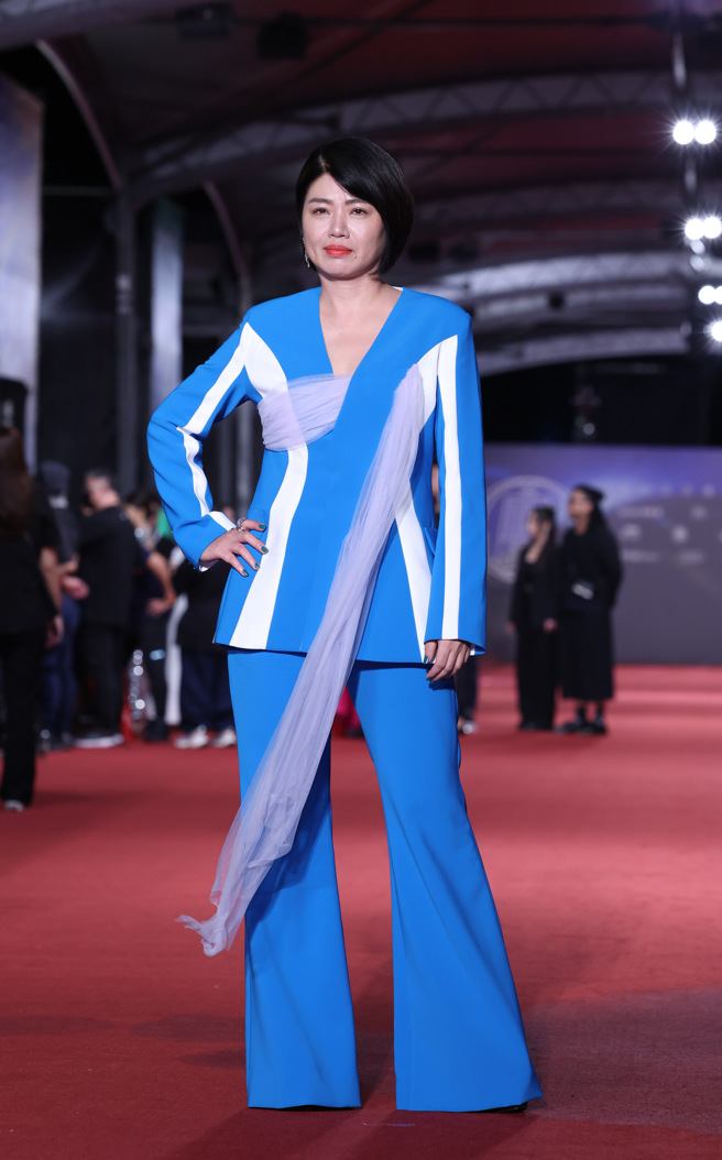 严艺文深V套装让胸前春光若隐若现。（图／陈俊吉）