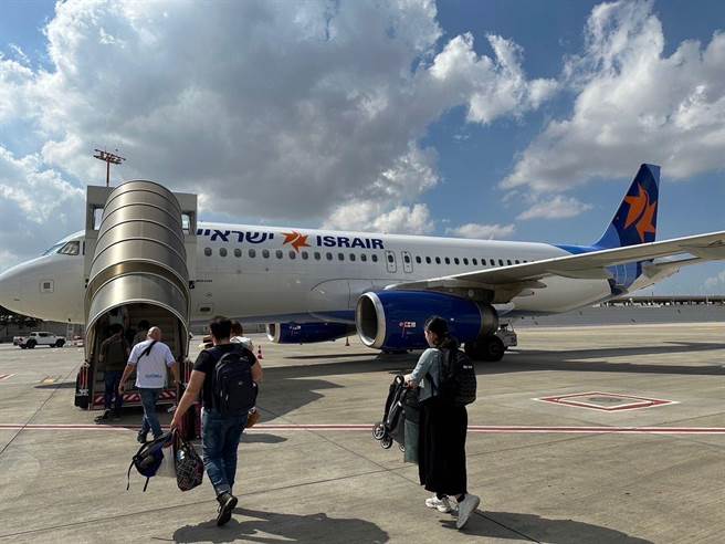 因应以巴紧张情势持续升高，我国驻以色列代表处安排由以色列籍ISRAIR航空公司执飞的撤侨专机，已于10月20日当地时间中午12时40分自台拉维夫顺利起飞。（外交部提供）