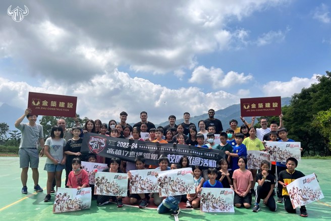 钢铁人球员跟那玛夏民权国小学生合影留念。(高雄钢铁人提供)