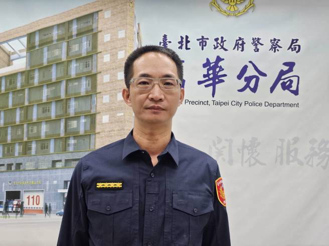 万华分局副分局长廖立仁说明案情。(游定刚拍摄)