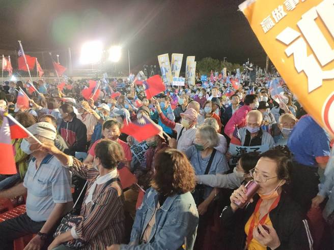 侯友宜全台第二场大型造势晚会20日在台中盛大登场，截至7点，现场已涌入逾7000人。（潘虹恩摄）