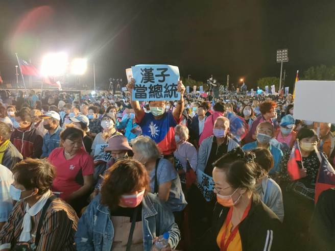 侯友宜全台第二场大型造势晚会20日在台中盛大登场，截至7点，现场已涌入逾7000人。（潘虹恩摄）