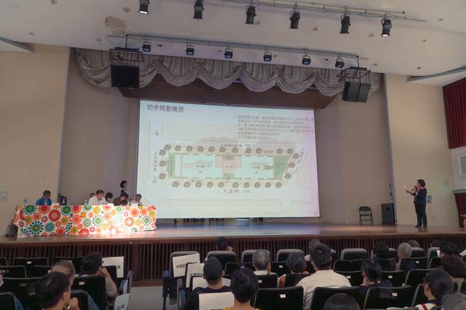 本月13日舉辦的大直傾斜民宅南側公辦都更評估說明會。(黃敬文翻攝)